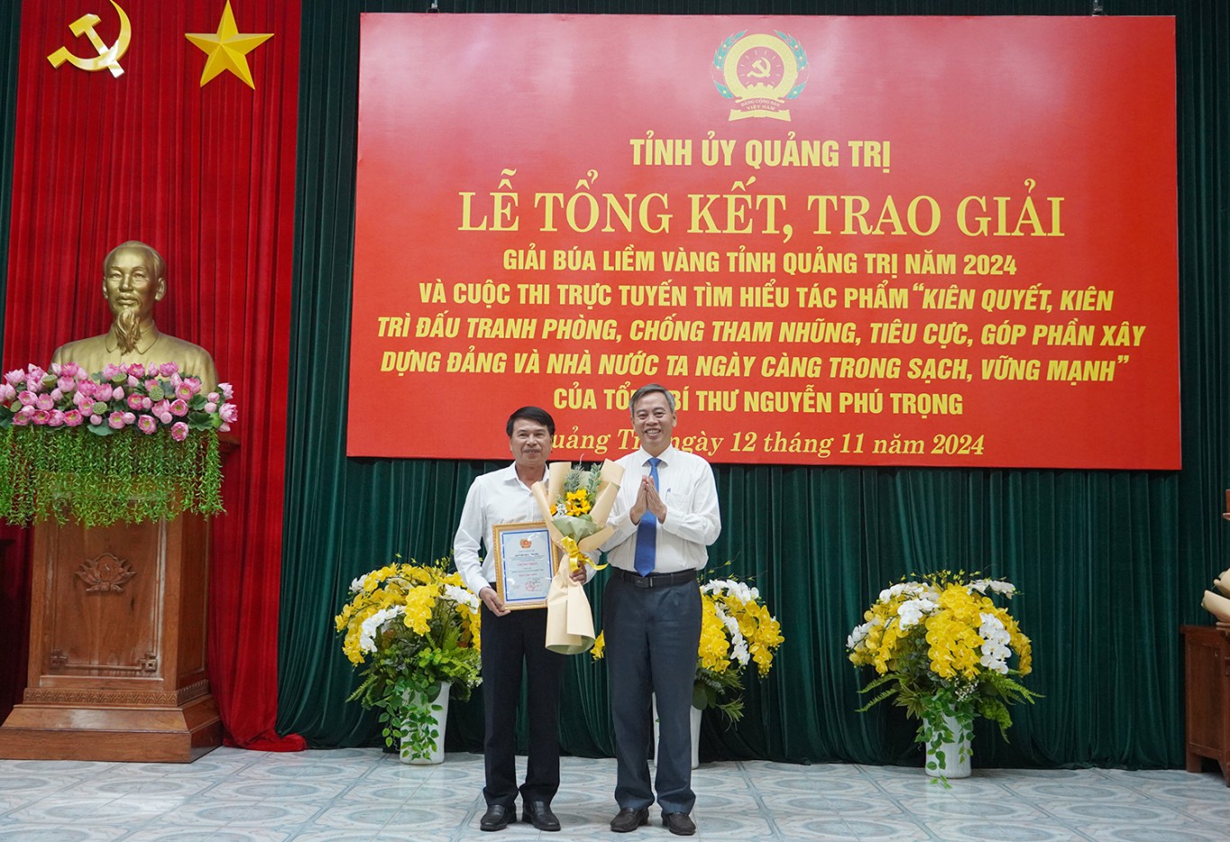 Ph&oacute; B&iacute; thư Thường trực Tỉnh ủy, Chủ tịch HĐND tỉnh Nguyễn Đăng Quang trao giải Nhất tập thể Cuộc thi trực tuyến t&igrave;m hiểu t&aacute;c phẩm &ldquo;Ki&ecirc;n quyết, ki&ecirc;n tr&igrave; đấu tranh ph&ograve;ng, chống tham nhũng, ti&ecirc;u cực, g&oacute;p phần x&acirc;y dựng Đảng v&agrave; Nh&agrave; nước ta ng&agrave;y c&agrave;ng trong sạch, vững mạnh&rdquo; của Tổng B&iacute; thư Nguyễn Ph&uacute; Trọng